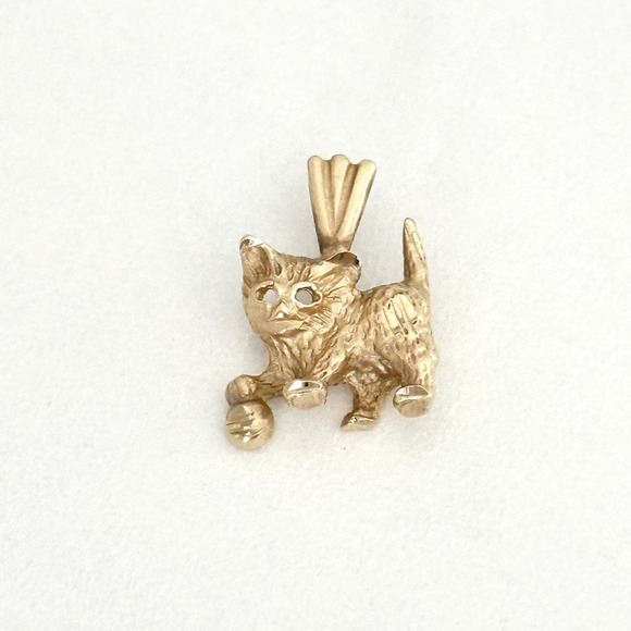 Vintage 14K Yellow Gold Kitty Cat Animal Charm Pendant - Picture 1 of 10